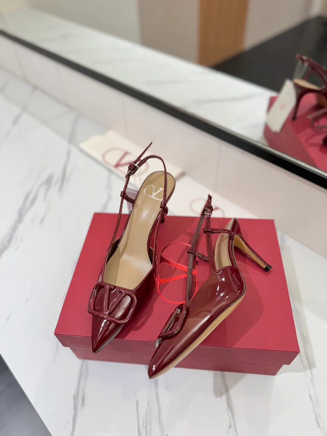 💕💕Factory direct selling price p520💕💕 Valentino launches a new series of sandals, sandals with pointed toe V-buckle sandals. The upper part of the foot is very pedicure-like. The key point is that it is very good and easy to control. It does not grind or tire your feet. It is a walking artifact! Metal VLOGO diamond buckle elements, full of high-end sense! It became sweet instantly.  The avant-garde VLOGO SIGNATURE shoe series interprets VALENTINO GARAVANI's candid attitude. Valentino Garavani V logo back hollow sandals with VLogo Signature decoration, platinum tone VLogo Signature decoration! Upper: imported patent leather Lining: imported goatskin Outsole: Italian leather outsole Heel height: 8cm Size: 35-39 (34-40-41-42 customized size)